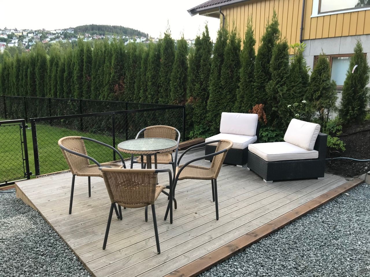Utleiedelen disponerer egen platting Galleribilde