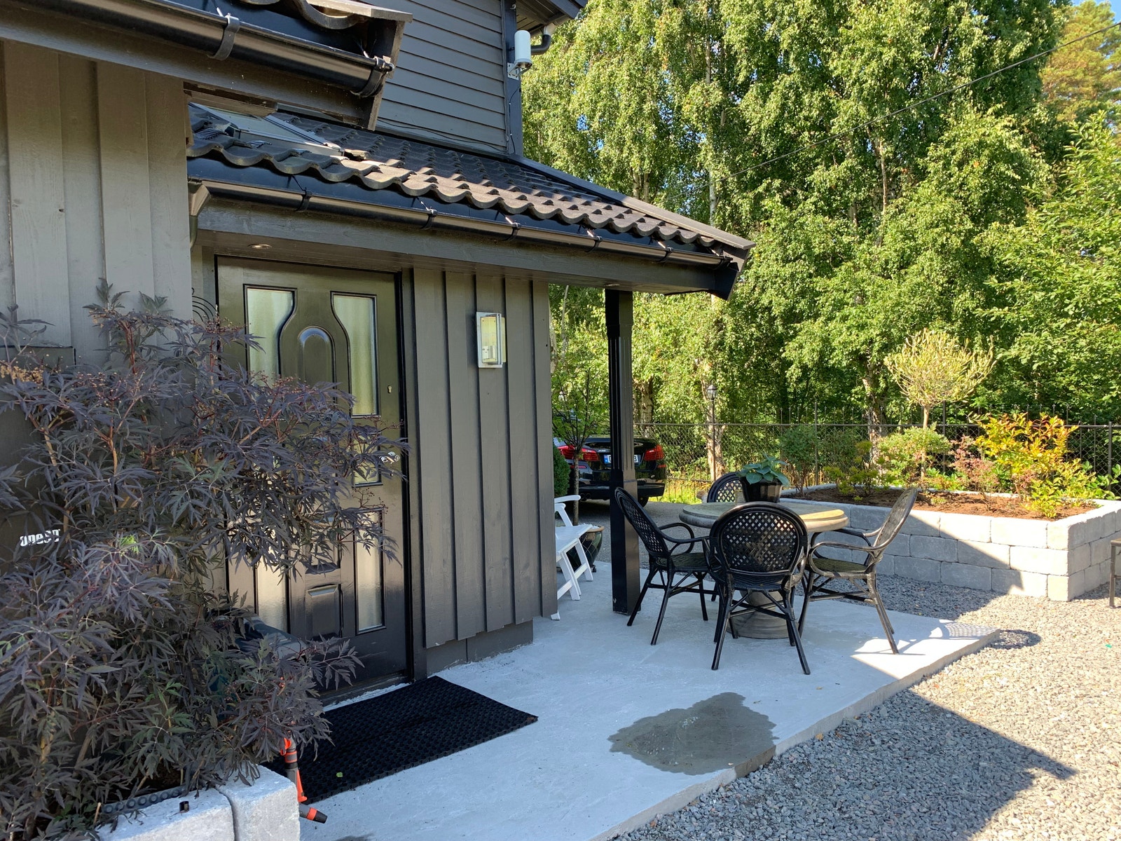 Inngangsparti med utemøblement på ny platting. Galleribilde