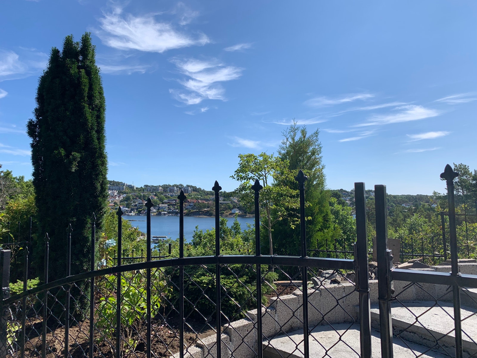 I enden av frukthagen. Galleribilde