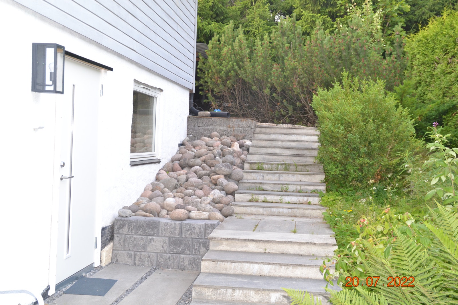 Uteområdet utenfor leil med trapp opp til huseiers inngang. Noe passering må påberegnes. Galleribilde