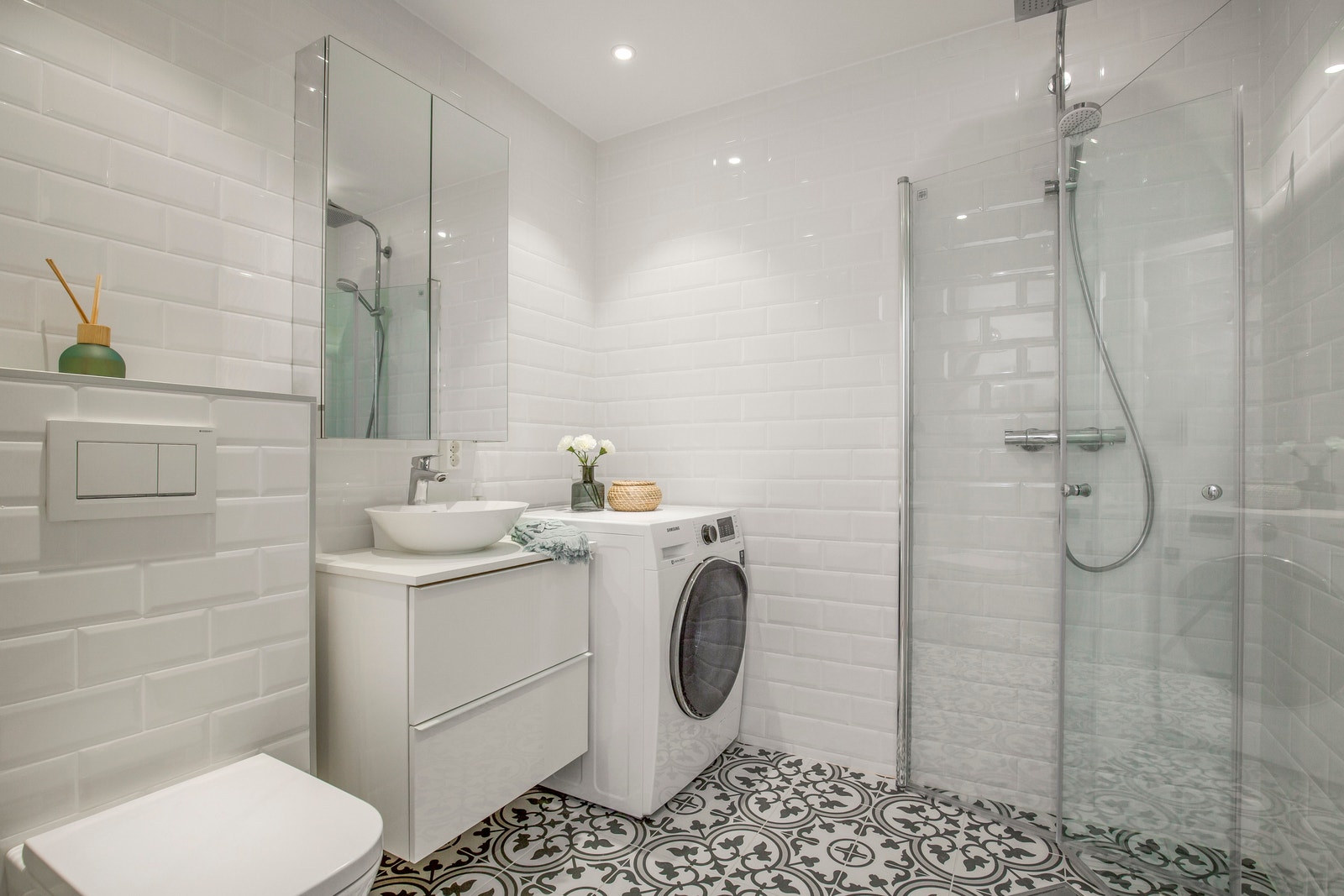 2 helt like bad i leiligheten Galleribilde