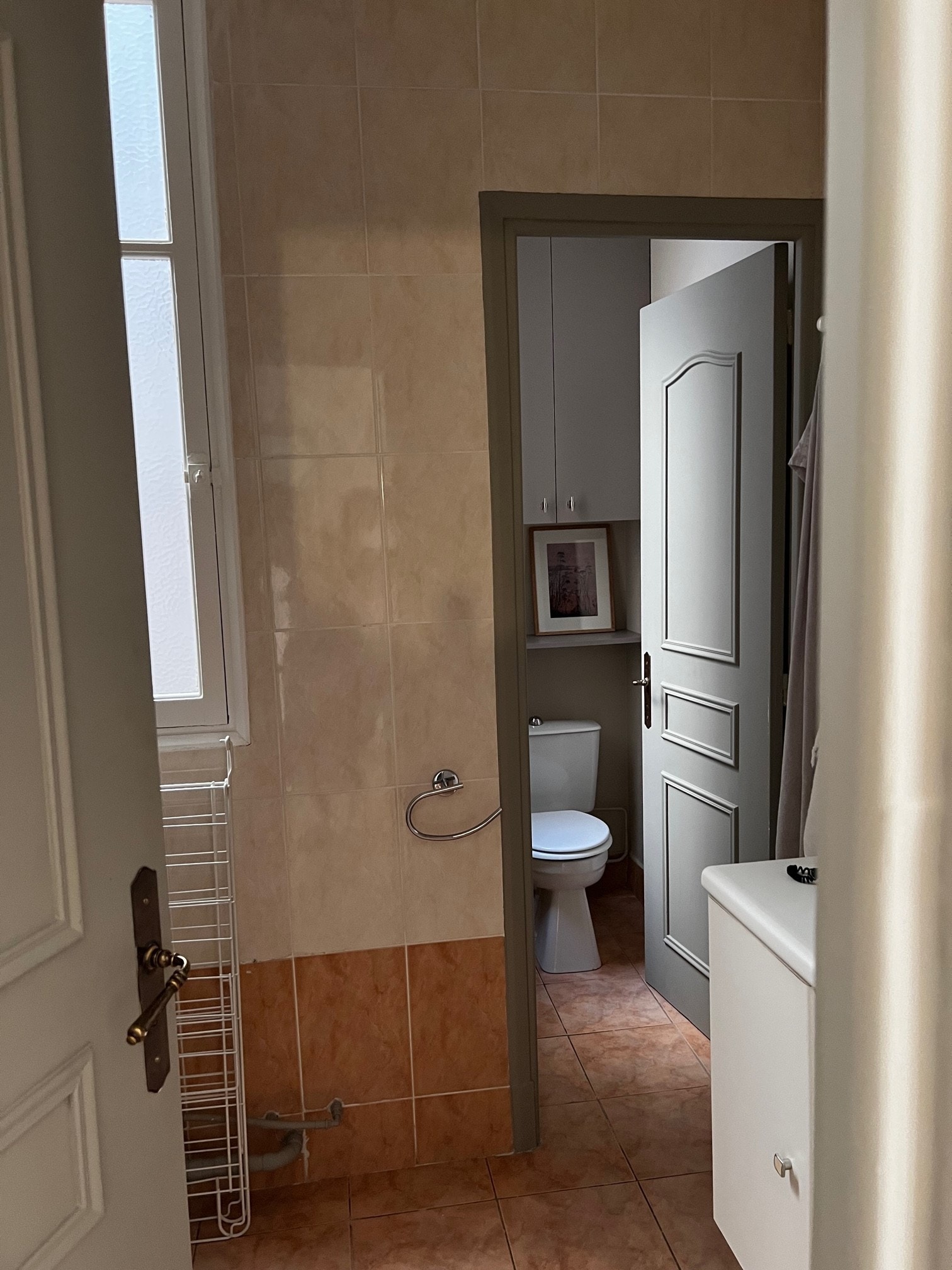 Stort bad med dusj og vaskemaskin, og separat WC. Galleribilde