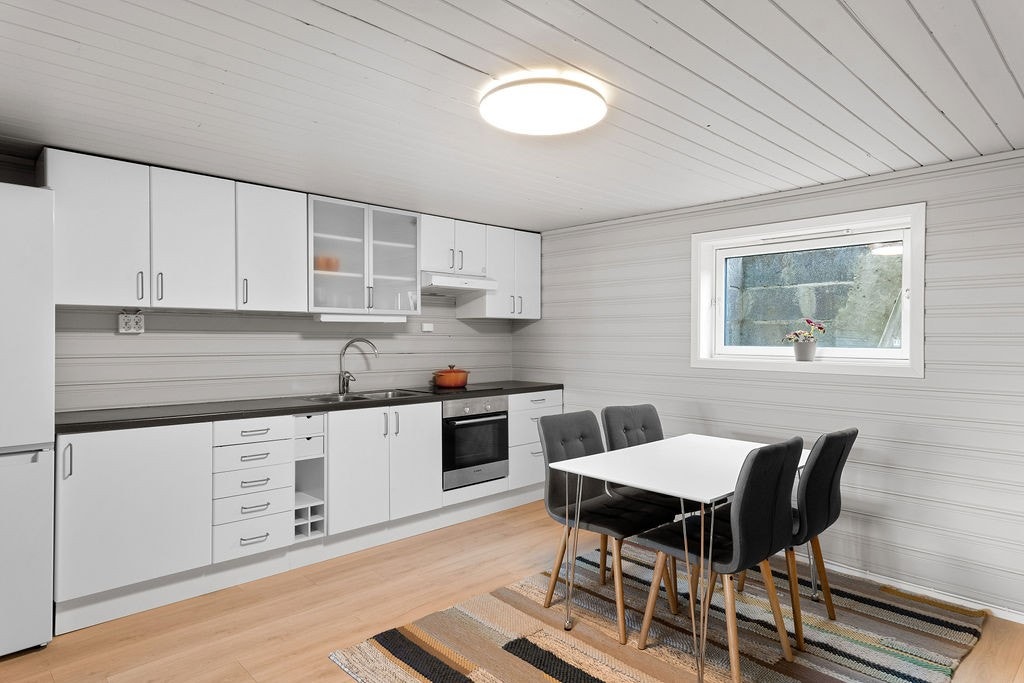 Kjøkken med nytt kjøleskap og godt med benkeplass. Det følger ikke oppvaskmaskin til kjøkkenet Galleribilde