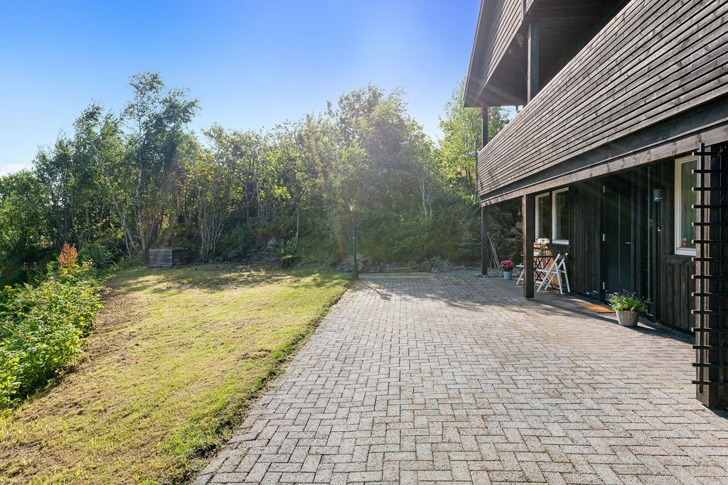 Uteområde / Parkering. Plass til 2 biler Galleribilde