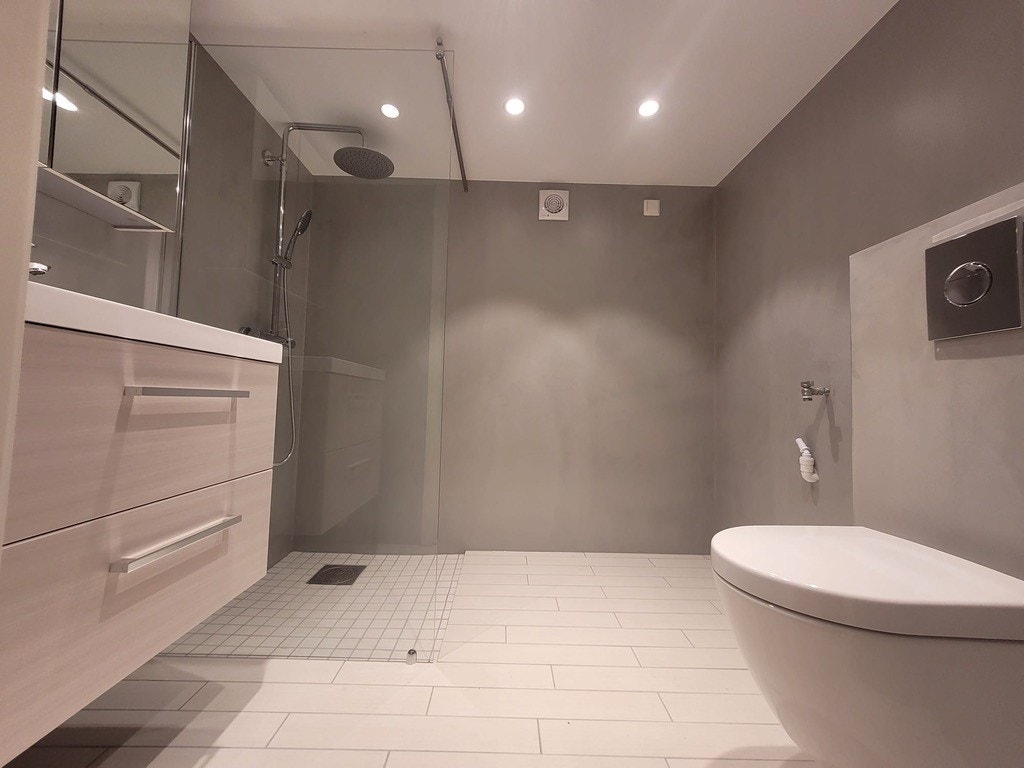 Bad - vegghengt toalett - alt nytt - vaskemaskin er på plass Galleribilde