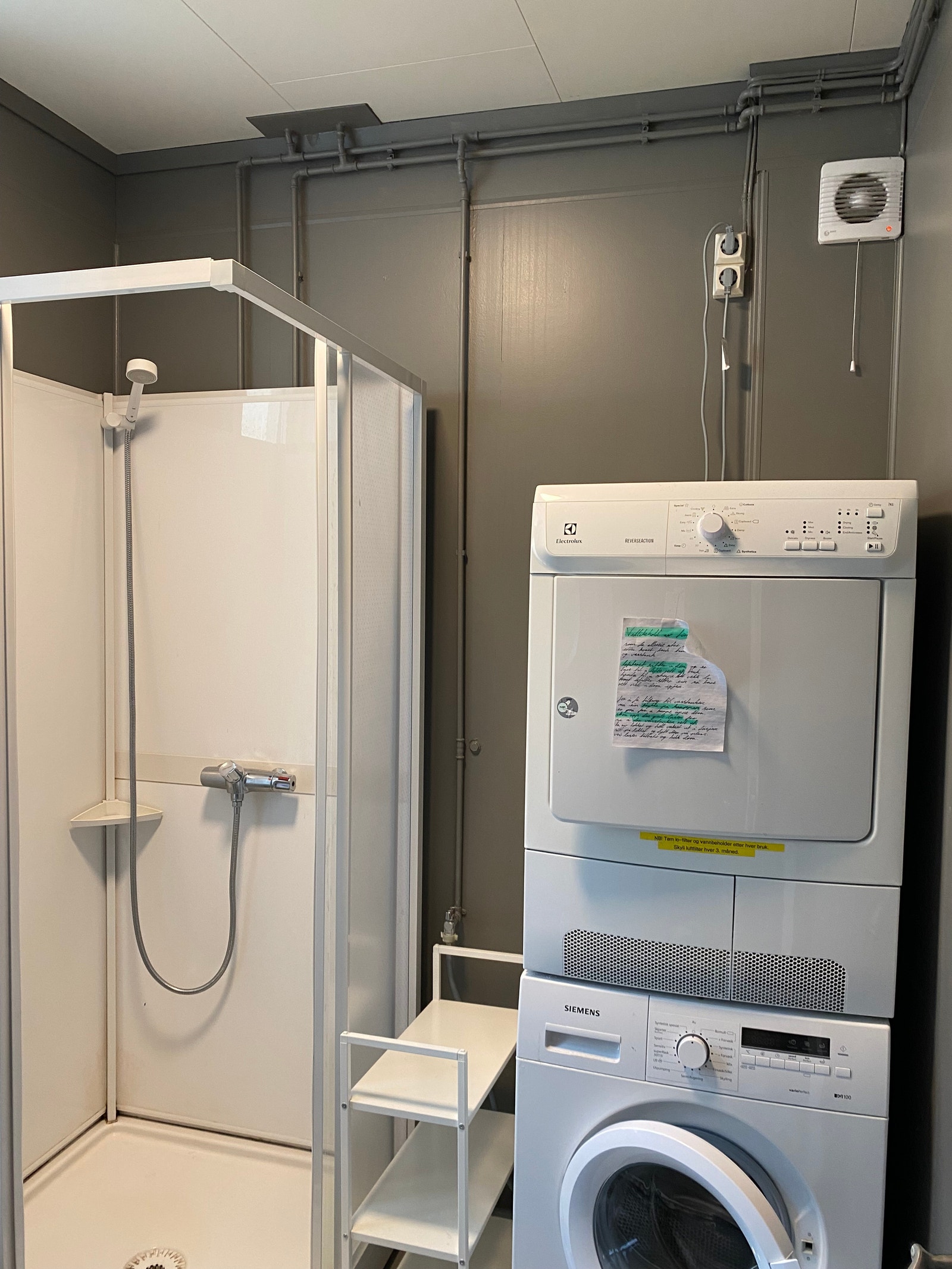 Dusj- og vaskerom (malt i 2021) Galleribilde