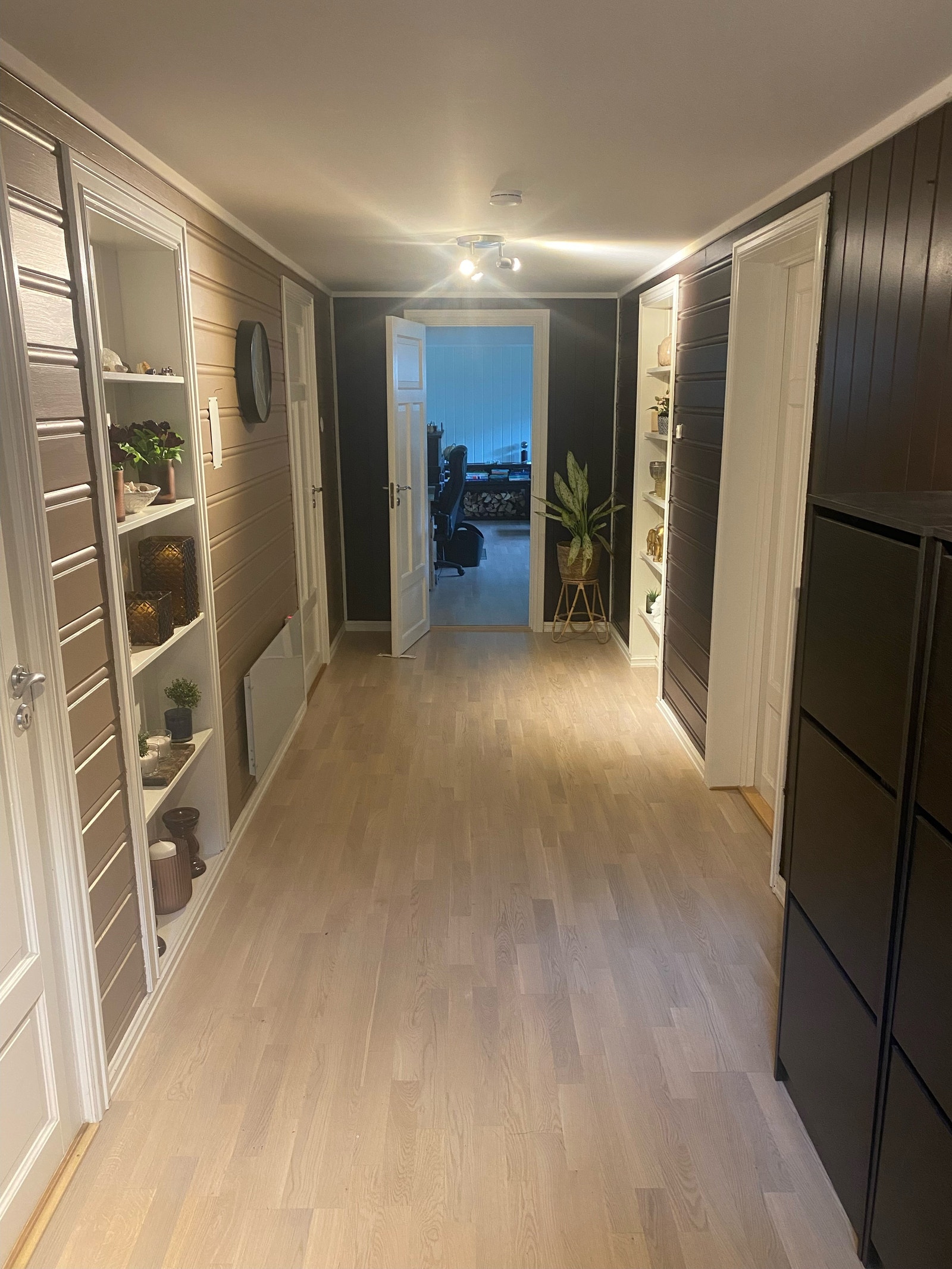 Soverommene til venstre og garderobe til høyre Galleribilde