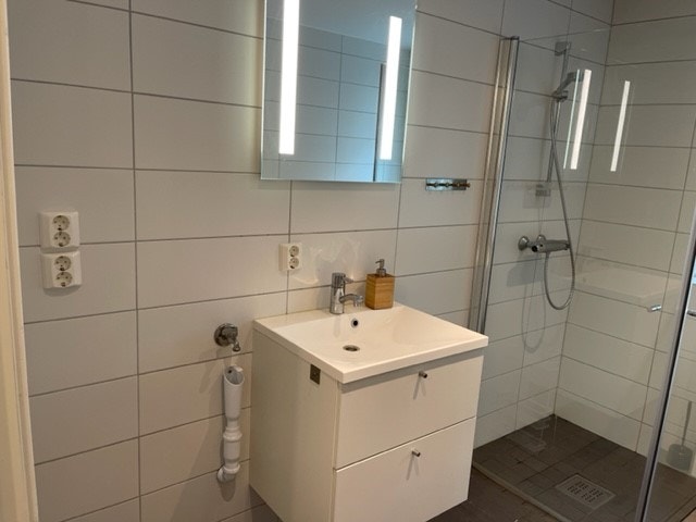 Plass til vaskemaskin. En kombinert bask/tørk kan medfølge i leieavtalen hvis ønskelig. Galleribilde