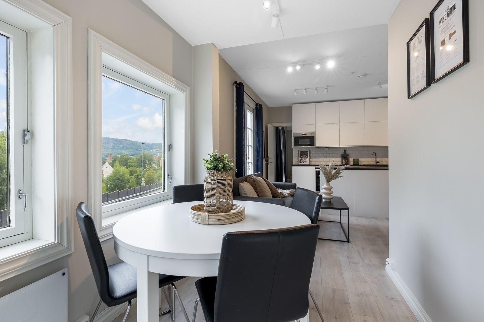 Hyggelig kjøkken med spiseplass for 4 Galleribilde