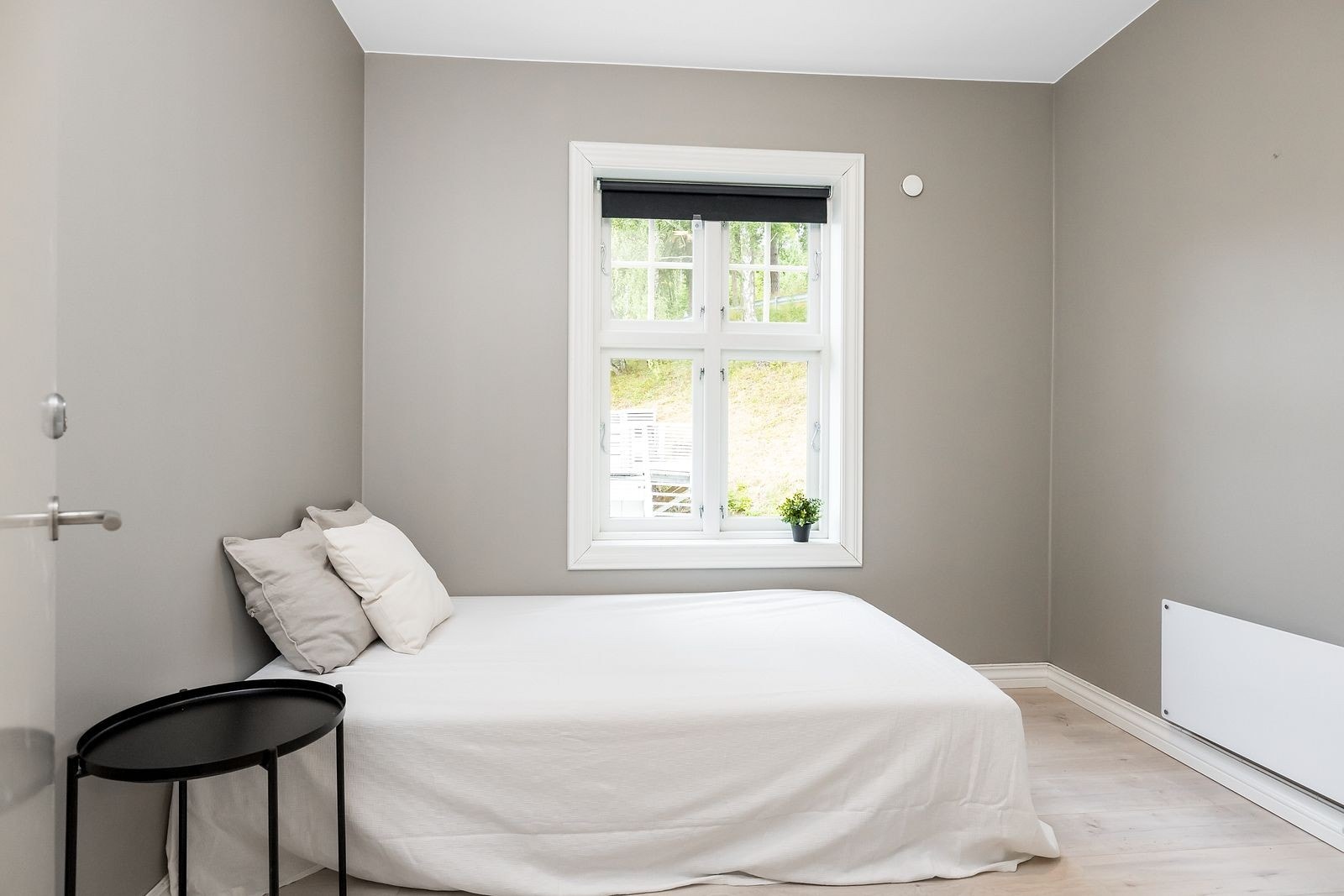 ROM 1 - UTLEID - jente Galleribilde