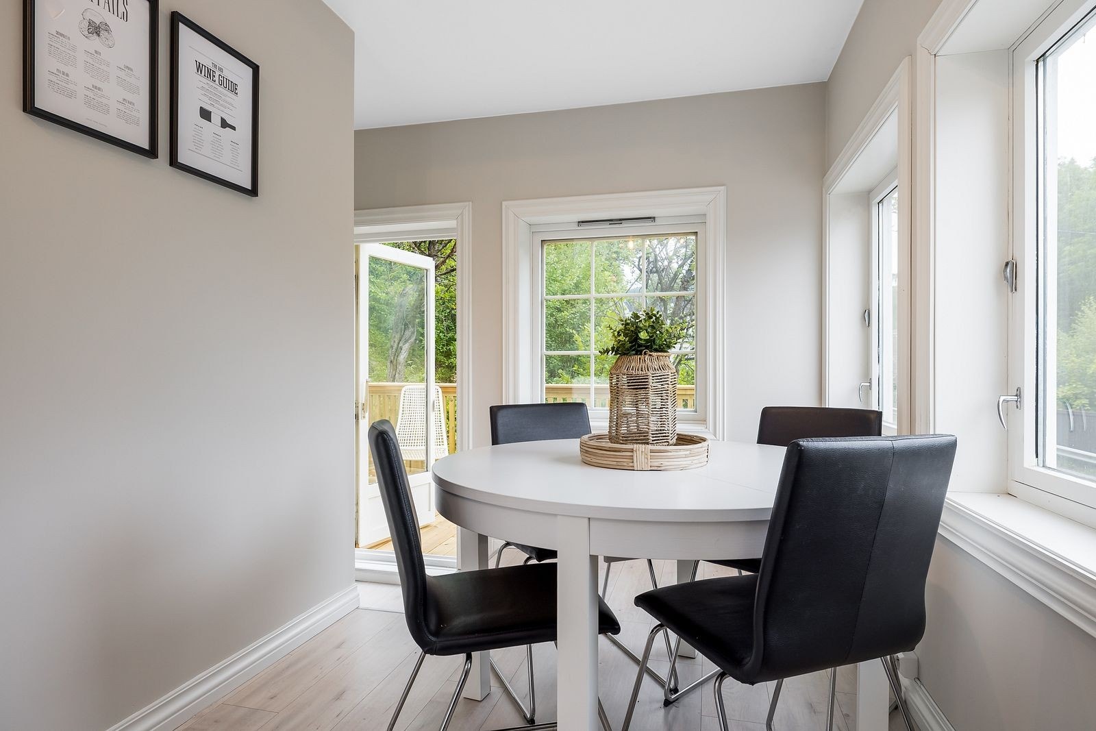 Hyggelig kjøkken med spiseplass for 4 Galleribilde