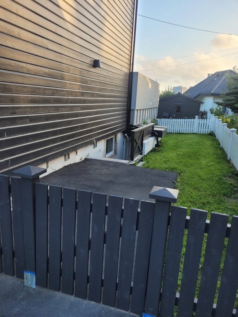 Inngangsparti og en hageflekk Galleribilde