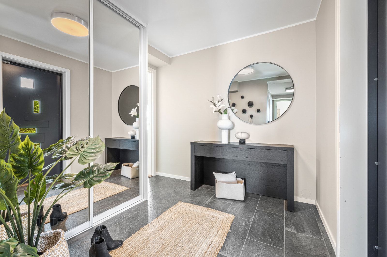 Romslig entré med speilskyvedørgarderobe og fliselagt gulv med varmekabler. Galleribilde