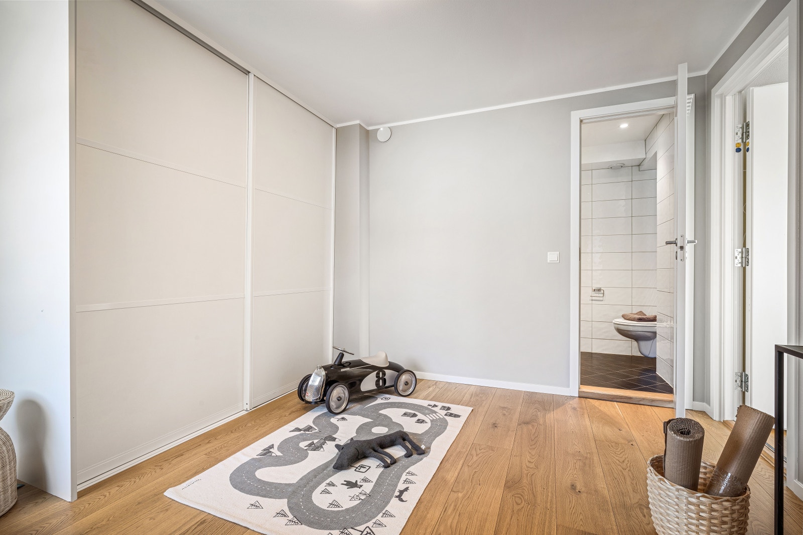 Begge soverommene har god plass til dobbeltseng og skrivepult. Galleribilde