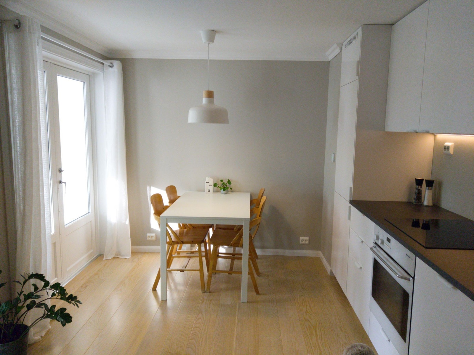 Spiseplass med uttrekkbart bord Galleribilde