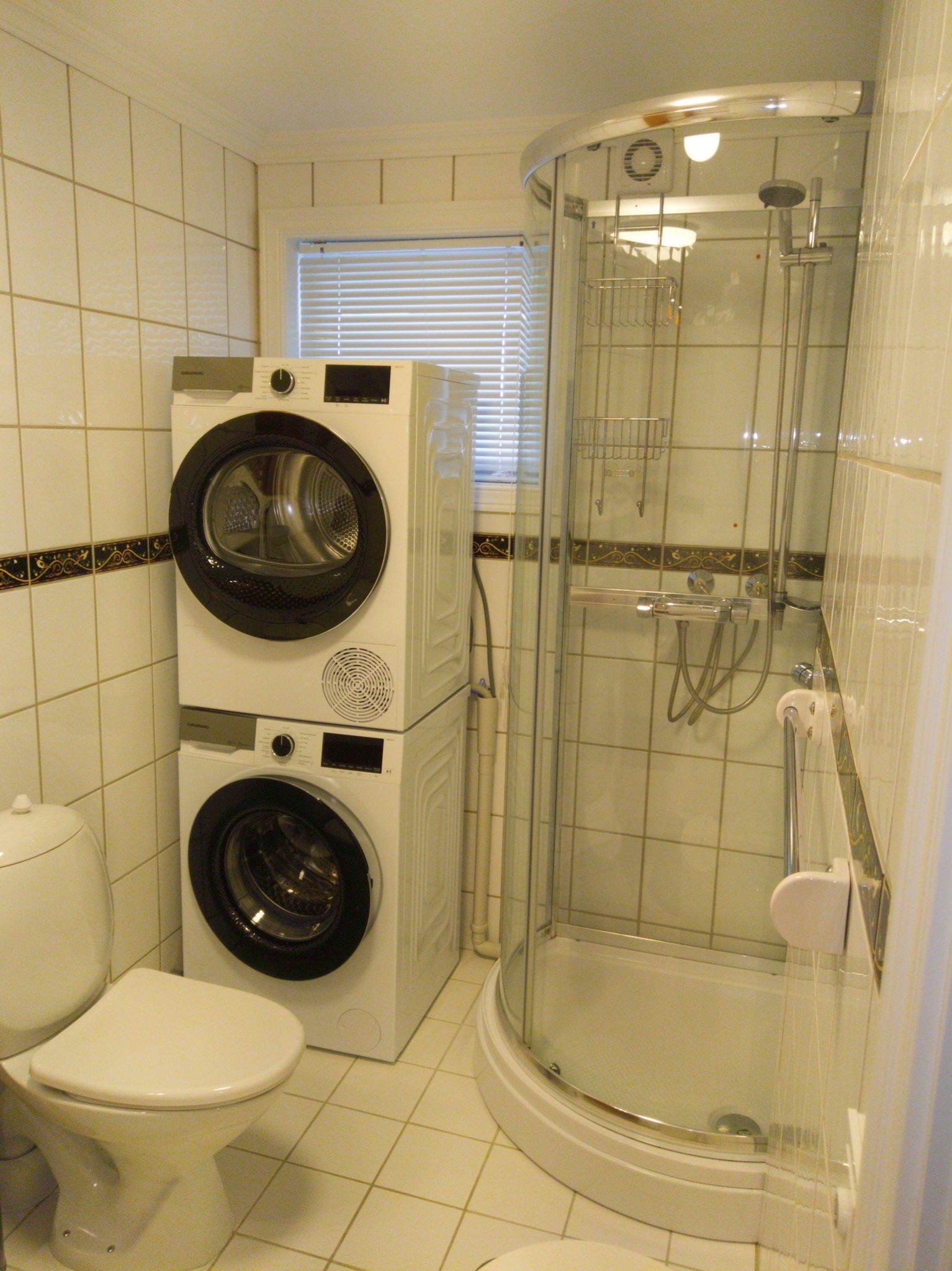 Vaskemaskin, tørketrommel, toalett og dusjkabinett Galleribilde