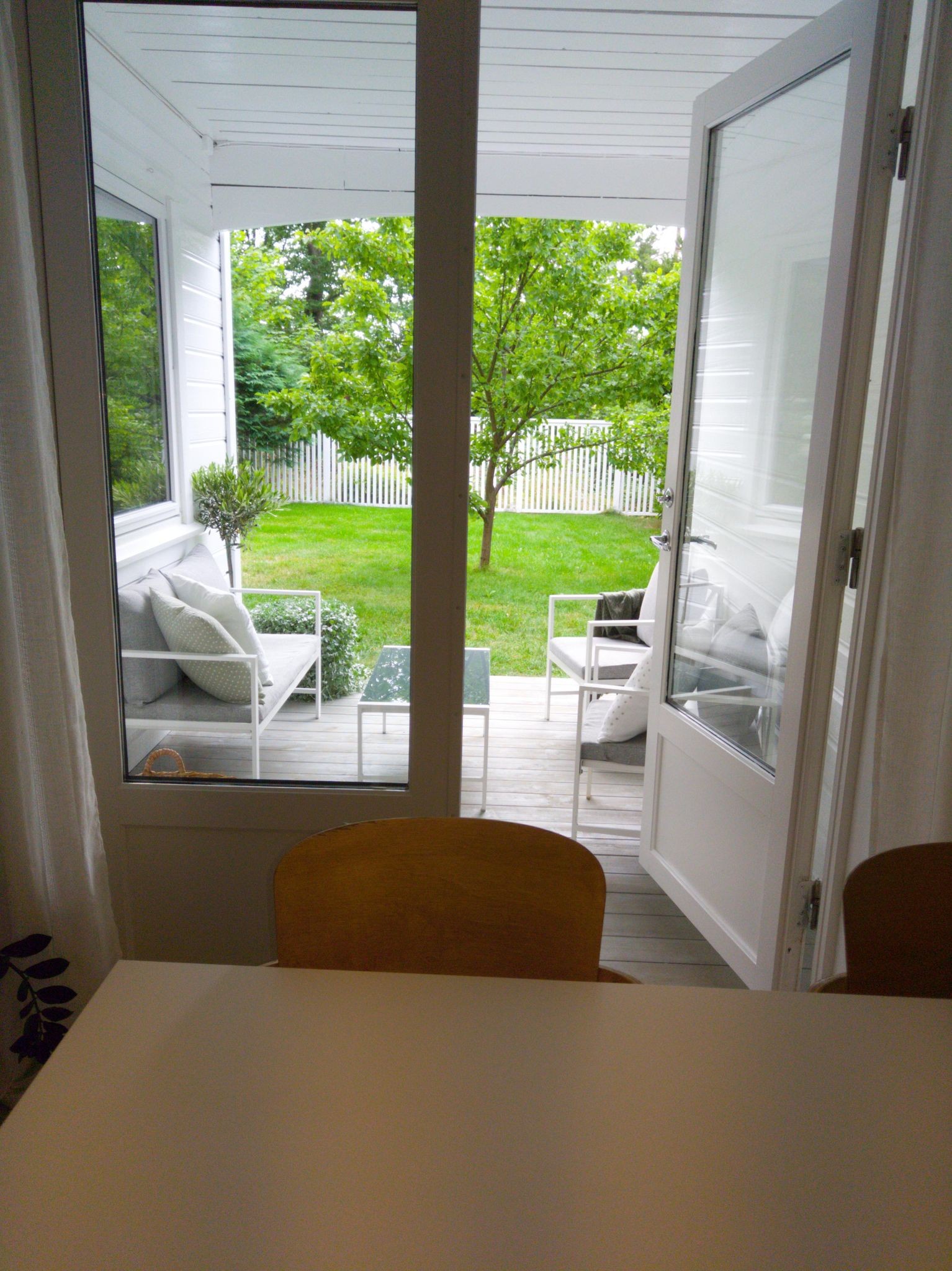 Utgang fra stue til overbygd terrasse Galleribilde