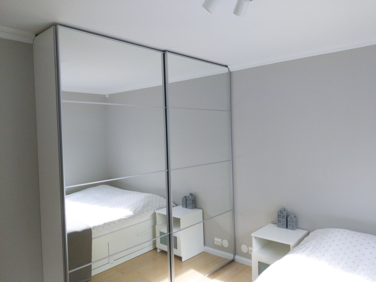 Skyvedørsgarderobe på soverommet Galleribilde