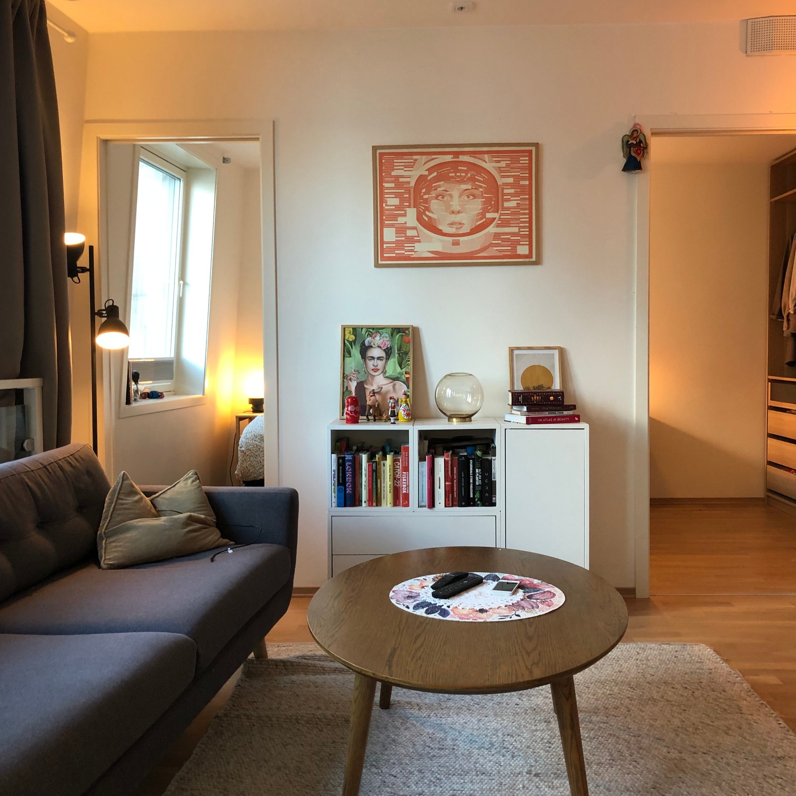 Stue og soverom fra kjøkken Galleribilde