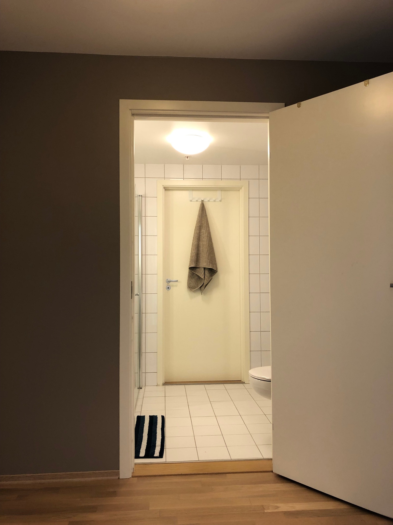 Bad med inngang til bod Galleribilde