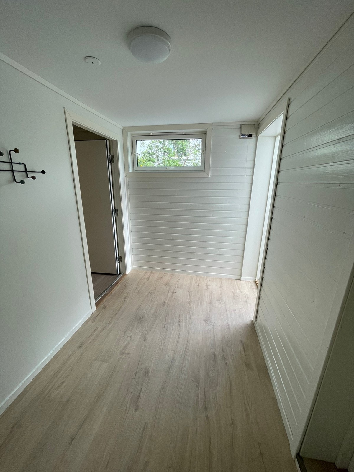 Her er det god plass for å legge fra yttertøy og sko Galleribilde