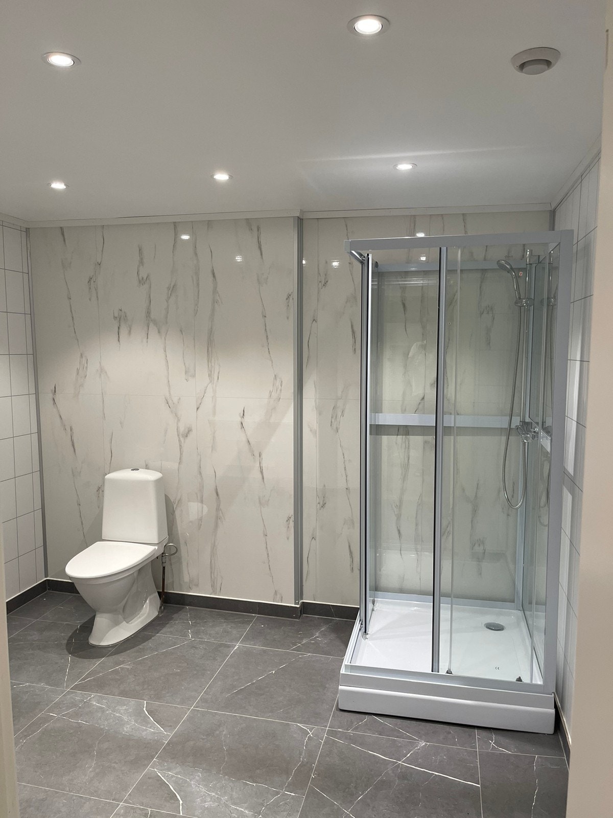 Stort bad med gulvvarme.Masse plass til tørkestativ Galleribilde