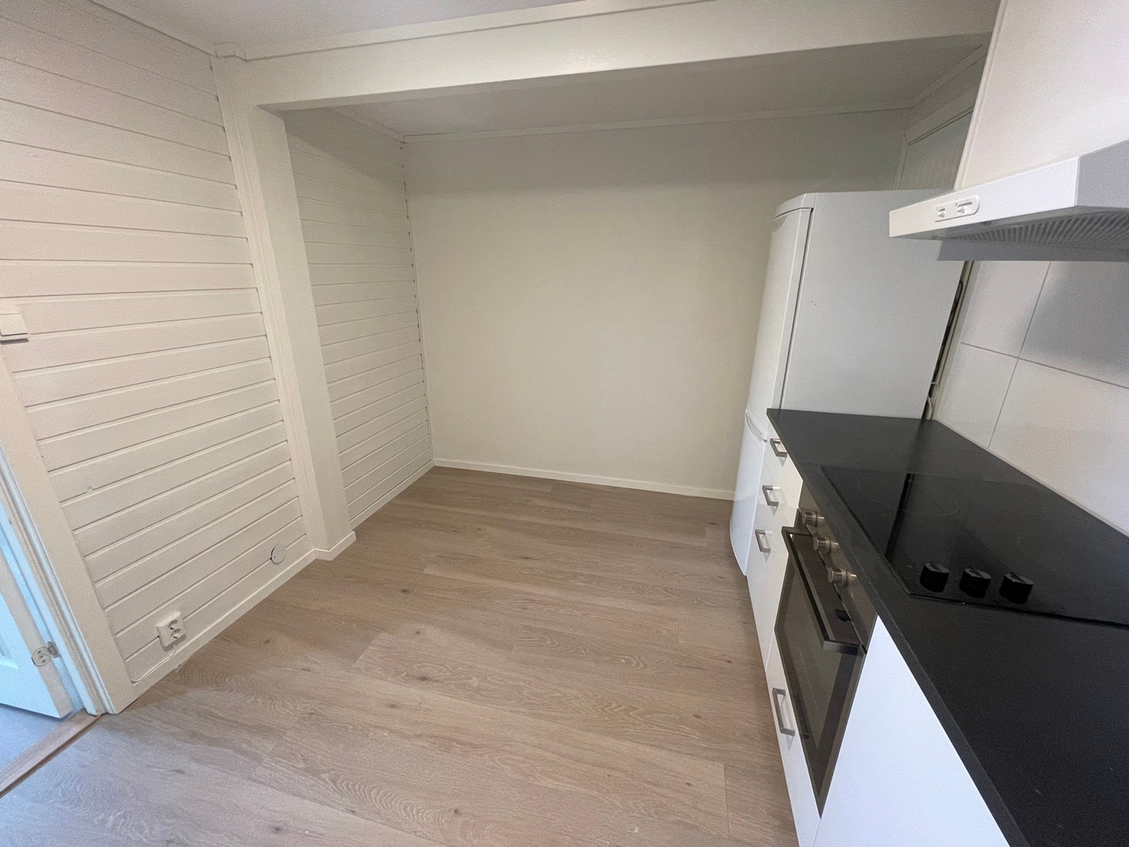 Romslig kjøkken med plass til spise bord Galleribilde