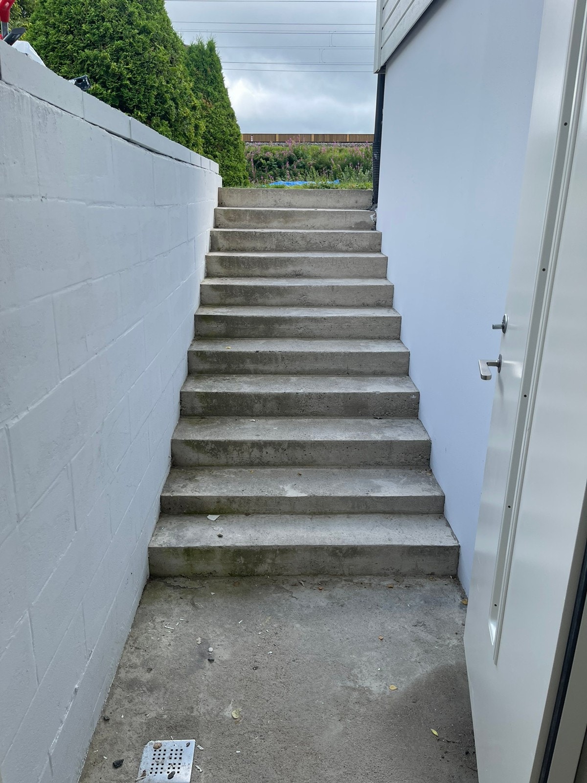 Bred trapp ned til ingang Galleribilde