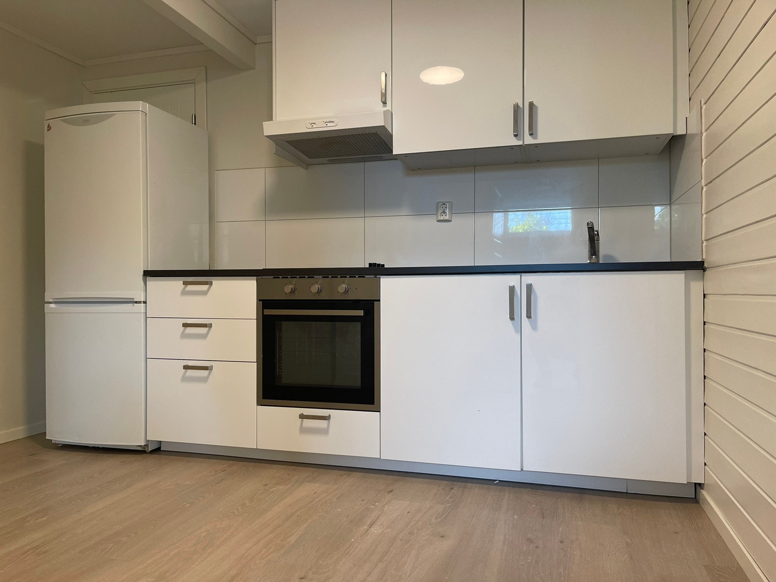 Intregert hvitevarer. Kjøleskap med fryser Galleribilde