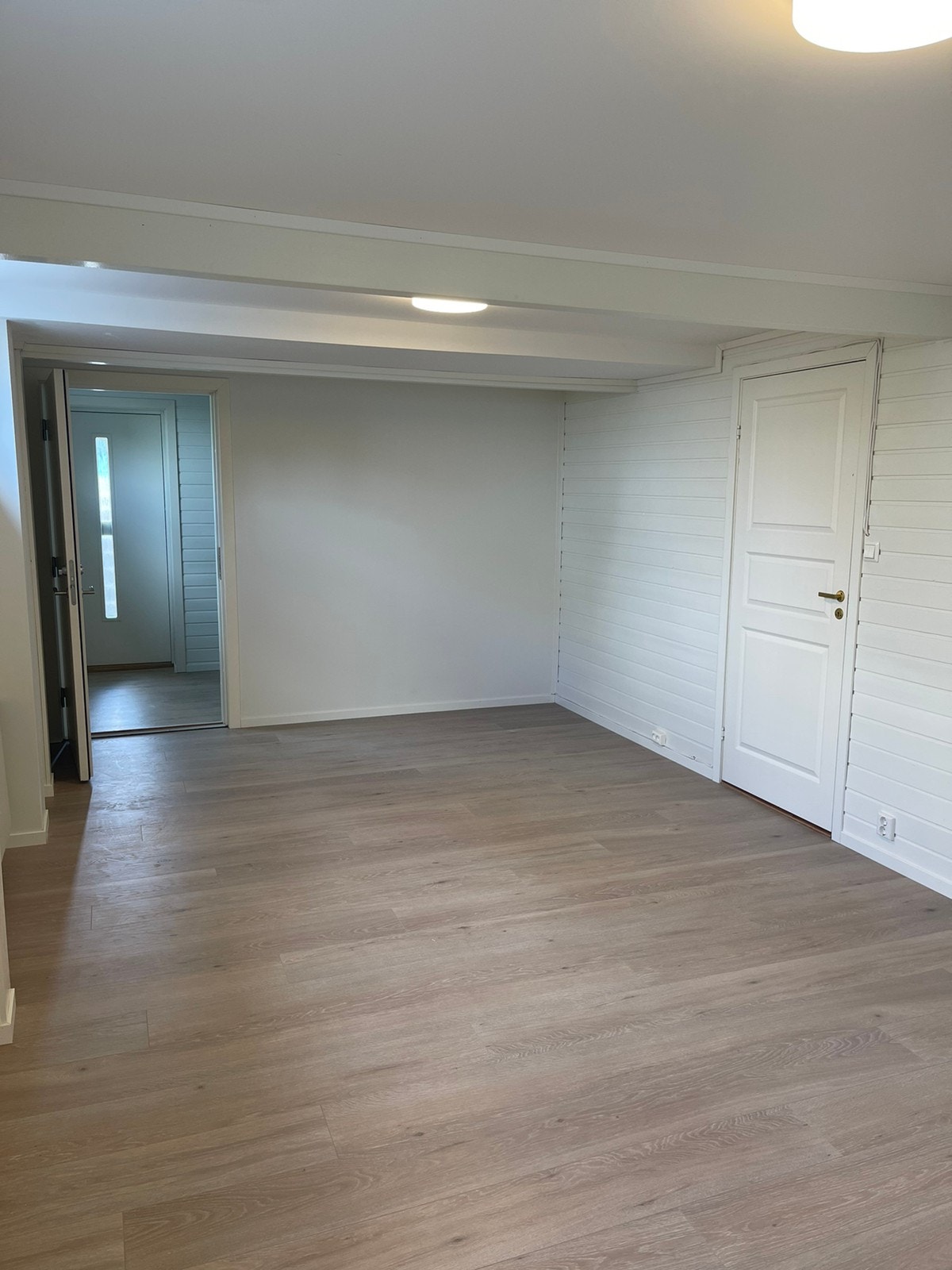 Stor stue/soverom med masse plass til møbler Galleribilde