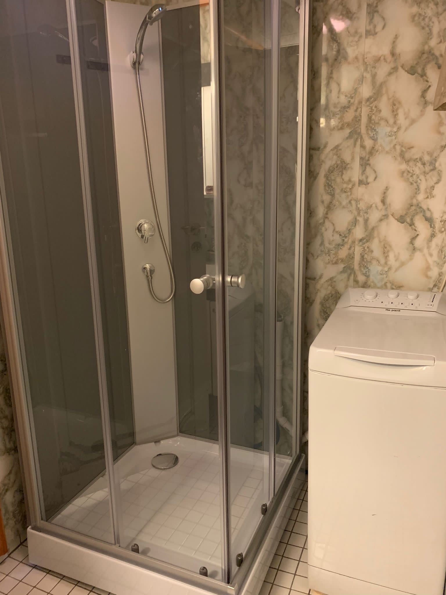 Dusjkabinett og vaskemaskin Galleribilde