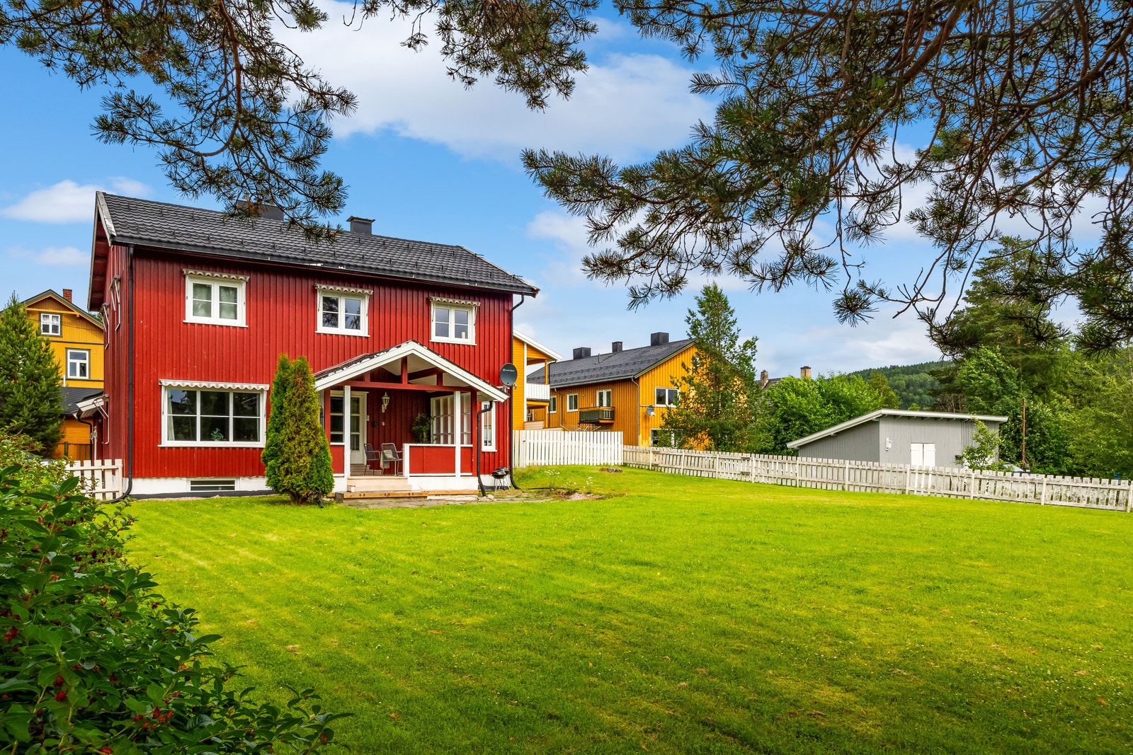 Stor og fin hage! Klar for lek og moro! Galleribilde