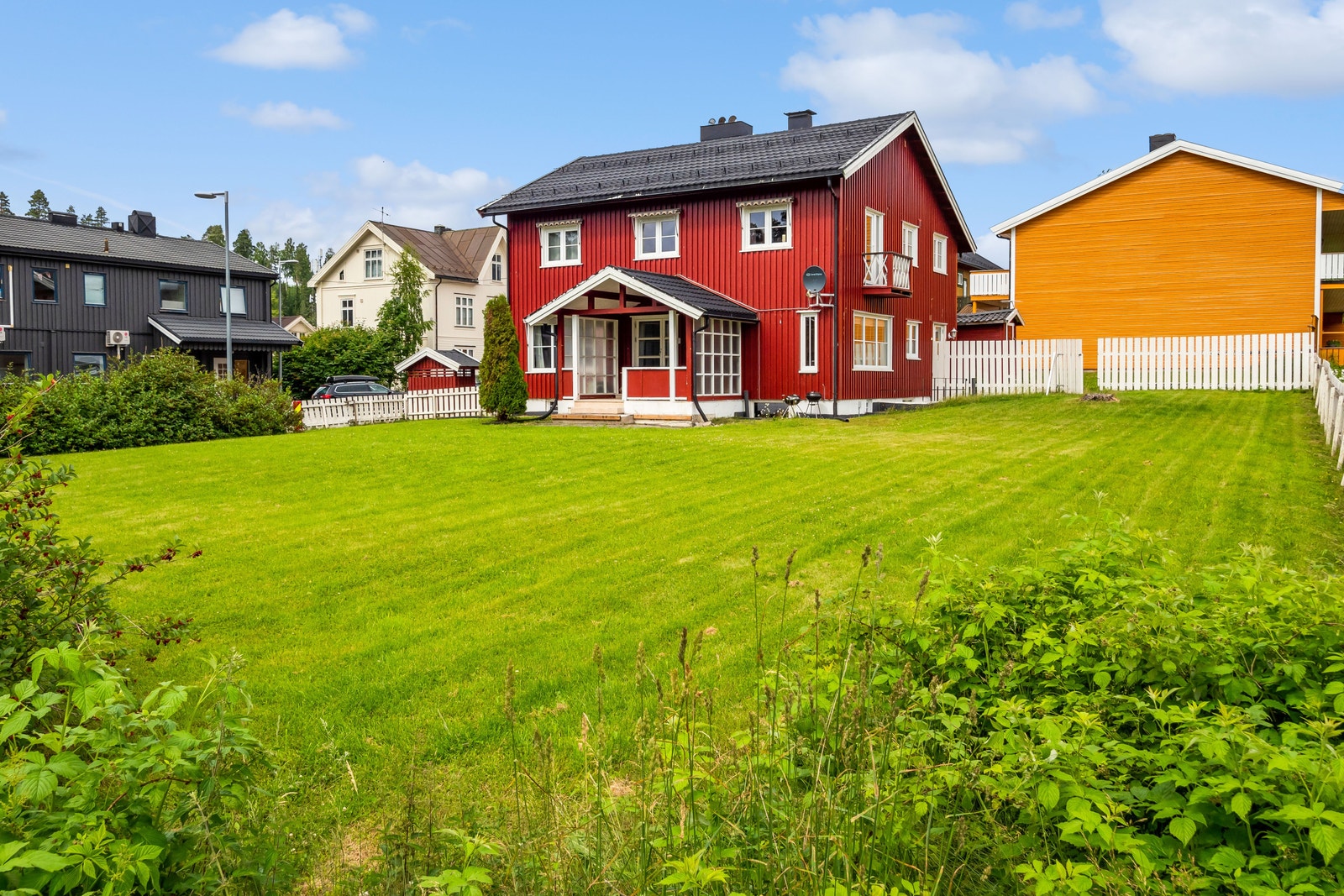 Stor og fin hage! Klar for lek og moro! Galleribilde