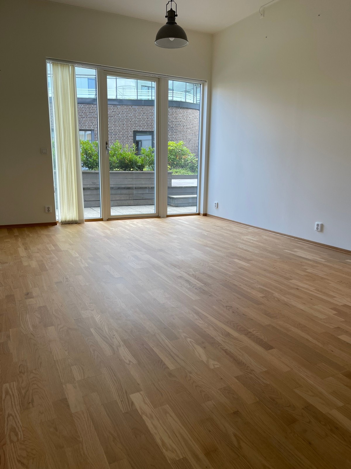 Utgang til uteplass fra stue Galleribilde