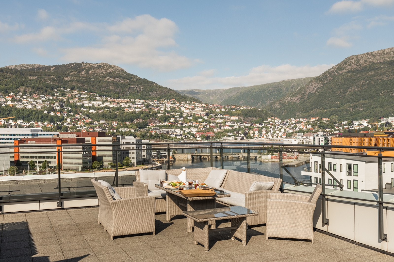 Stor, felles takterrasse med møblering og grill! Galleribilde
