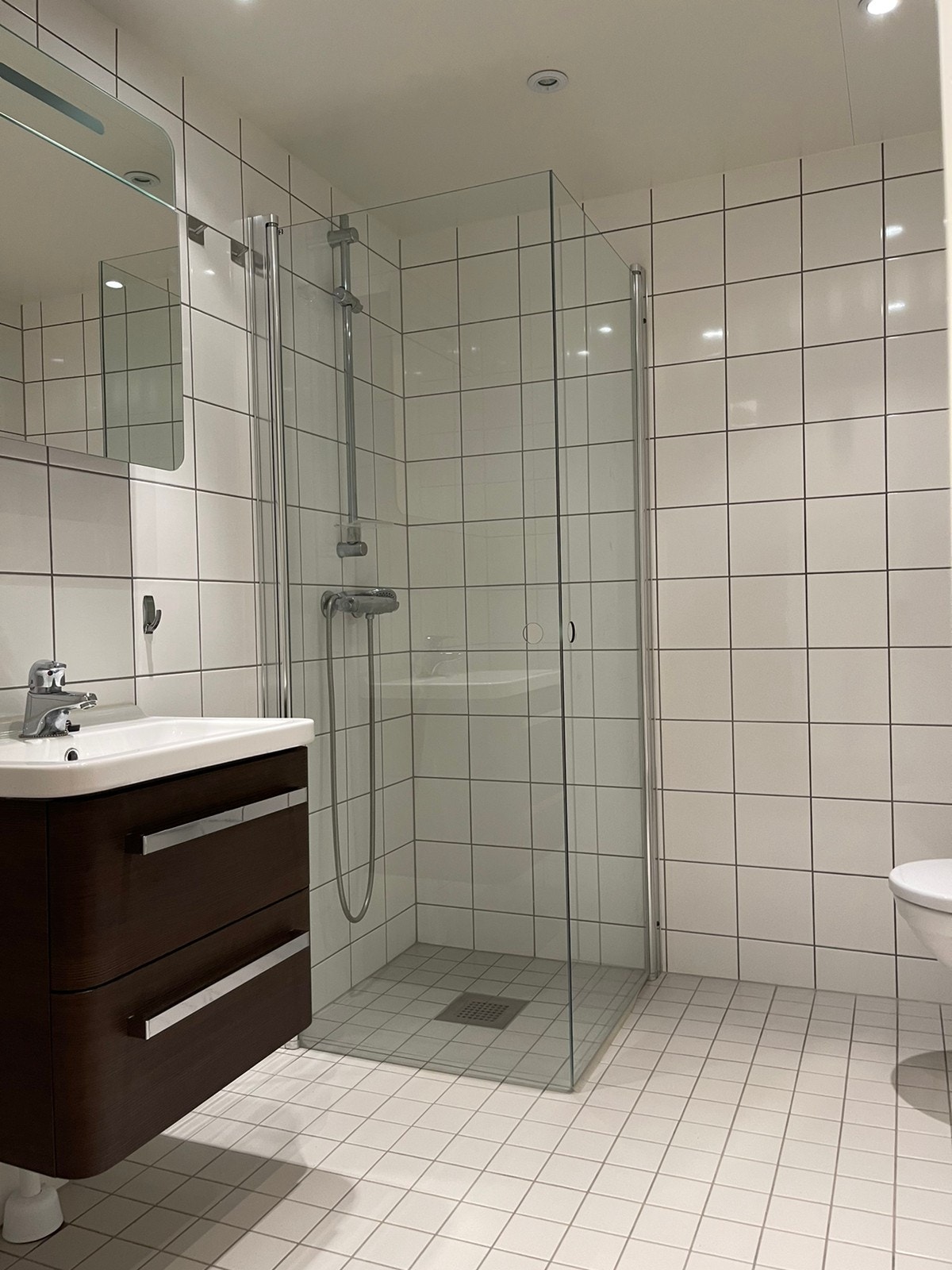 Helfliset bad med vannbåren varme Galleribilde