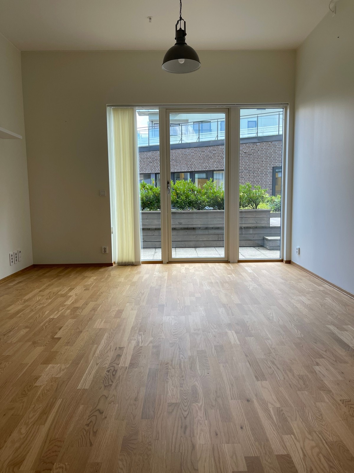 Stuen er romslig og har 3 meter under taket. Galleribilde