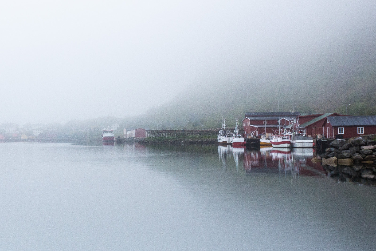 Lofoten og Ballstad blir jevnlig innhyllet i havtåka. Det skaper trolsk stemning. Galleribilde