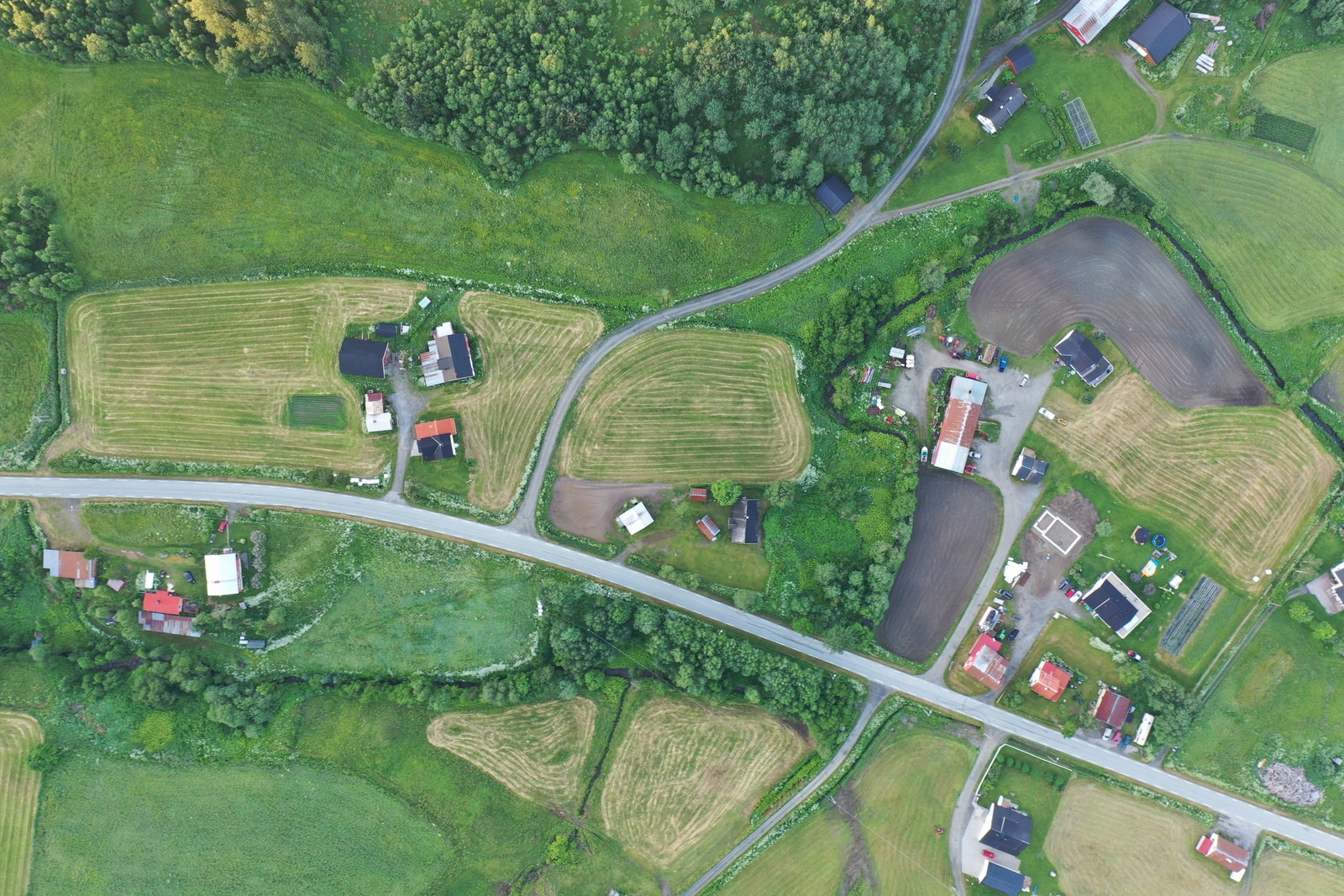 Gården sett fra luften, god parkering på gården Galleribilde