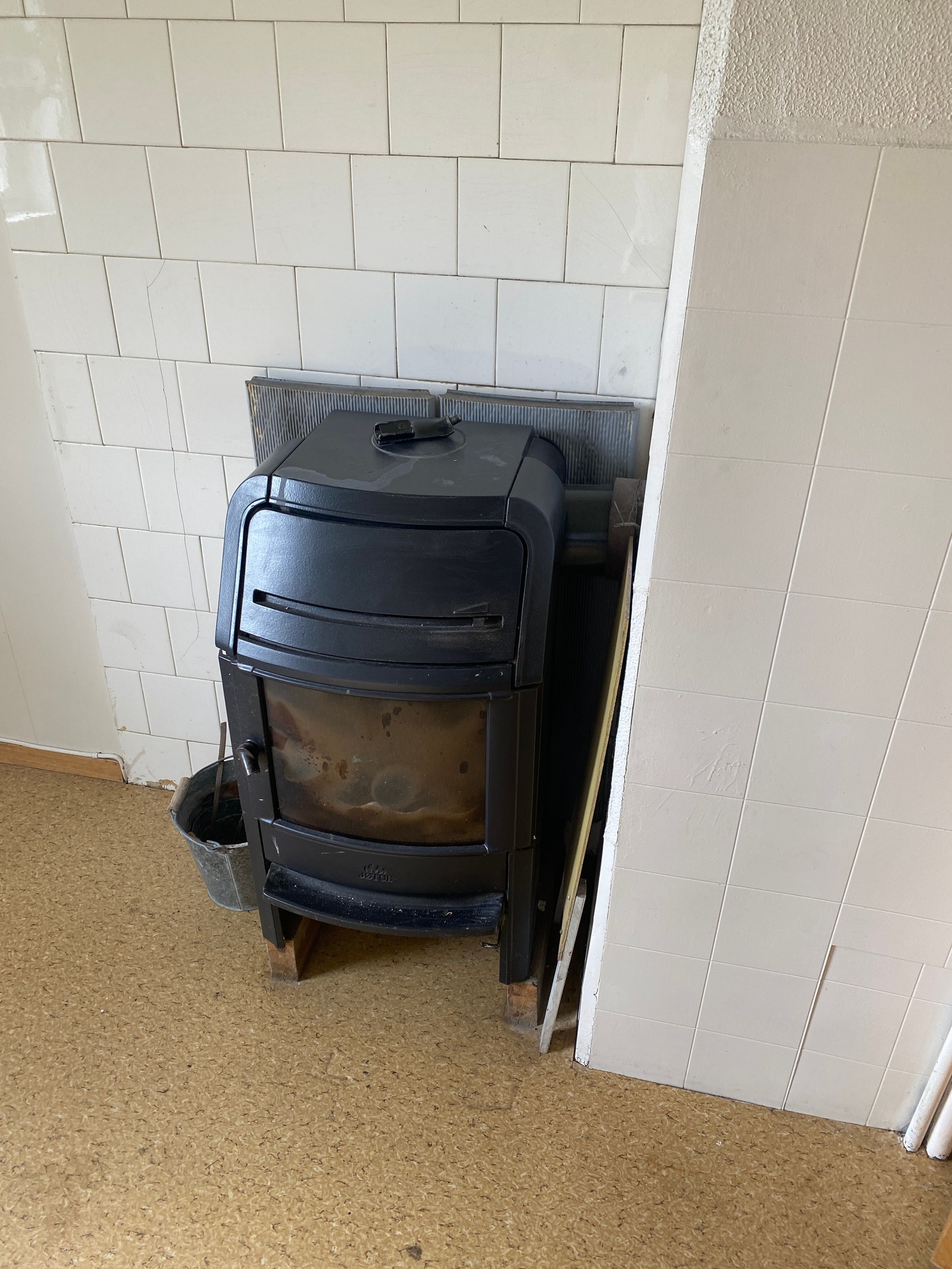 Vedfyring, med tilgjengelig egen Ved på gården Galleribilde