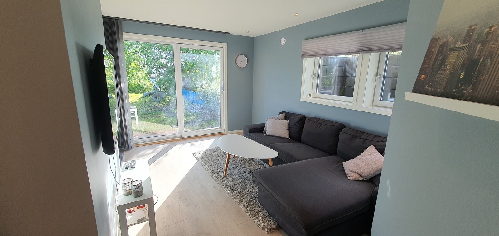 Lys og trivelig stue. Skyvedør ut til bakkeplan. Galleribilde