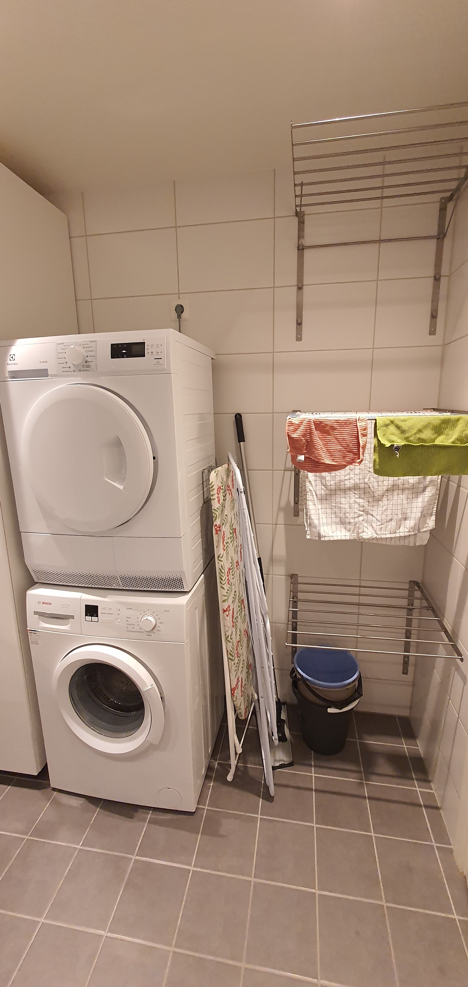 Vaskemaskin og tørketrommel til disposisjon Galleribilde