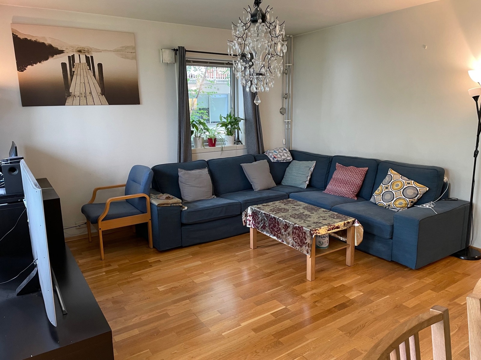 Romslig stue. Sofa, bord og TV-bord følger med om ønskelig. (Taklampen er erstattet med en flat variant.) Galleribilde