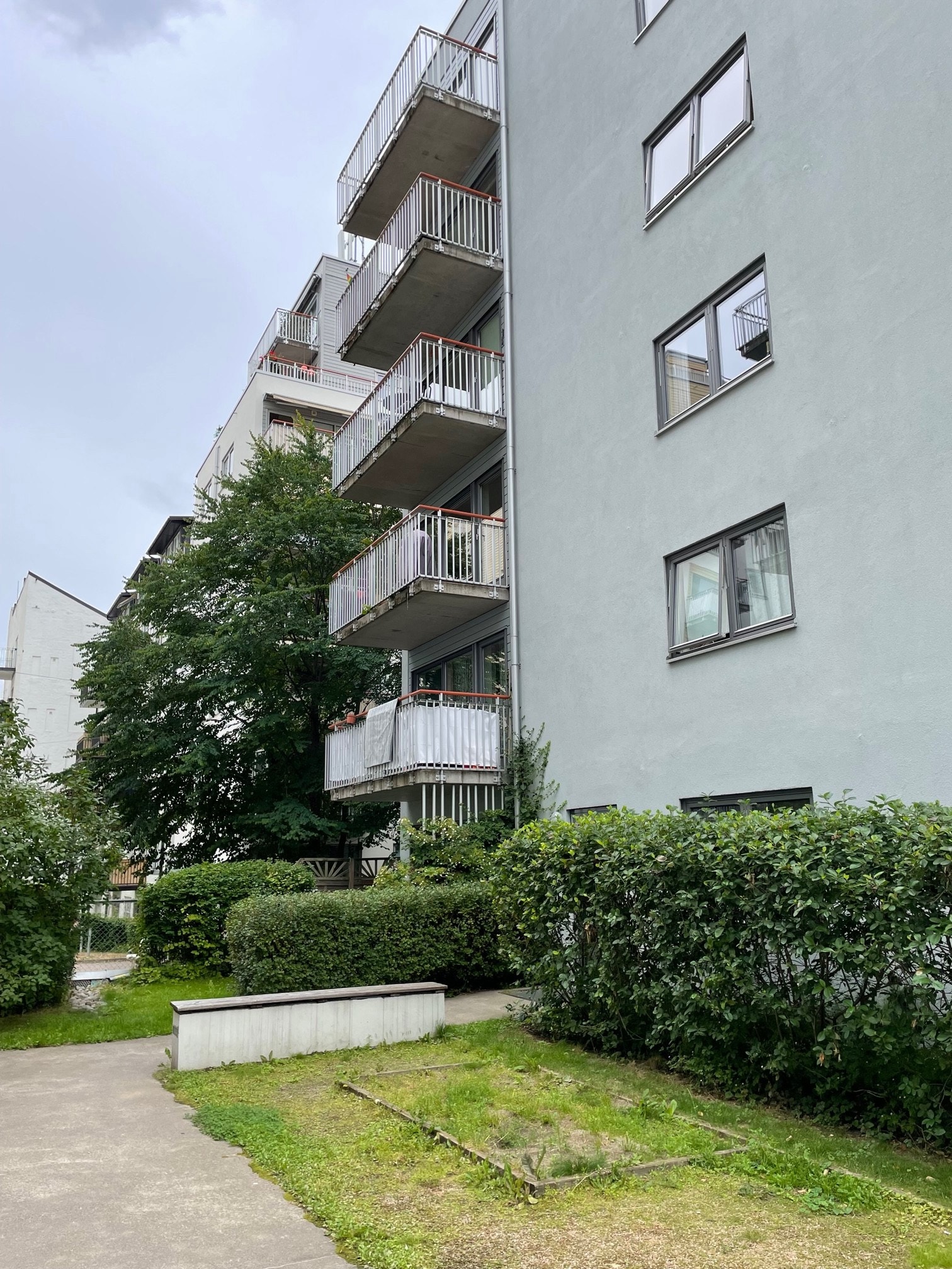 Fasade bakgård. Leiligheten er bak hekken. Galleribilde