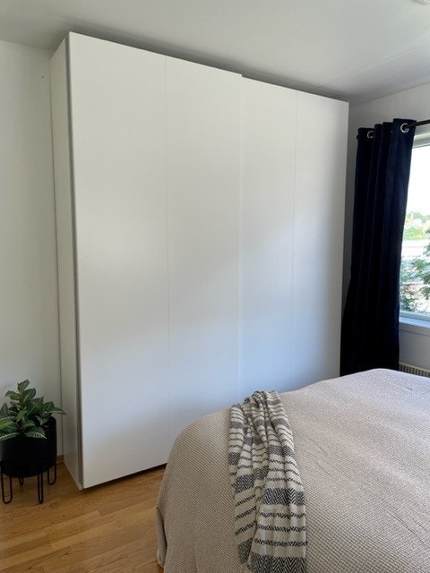 Dobbelt garderobeskap på soverom/oppholdsrom Galleribilde