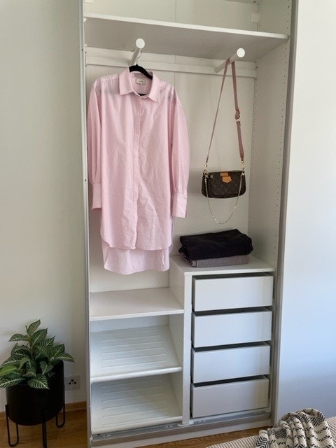 Dobbelt garderobeskap på soverom/oppholdsrom Galleribilde