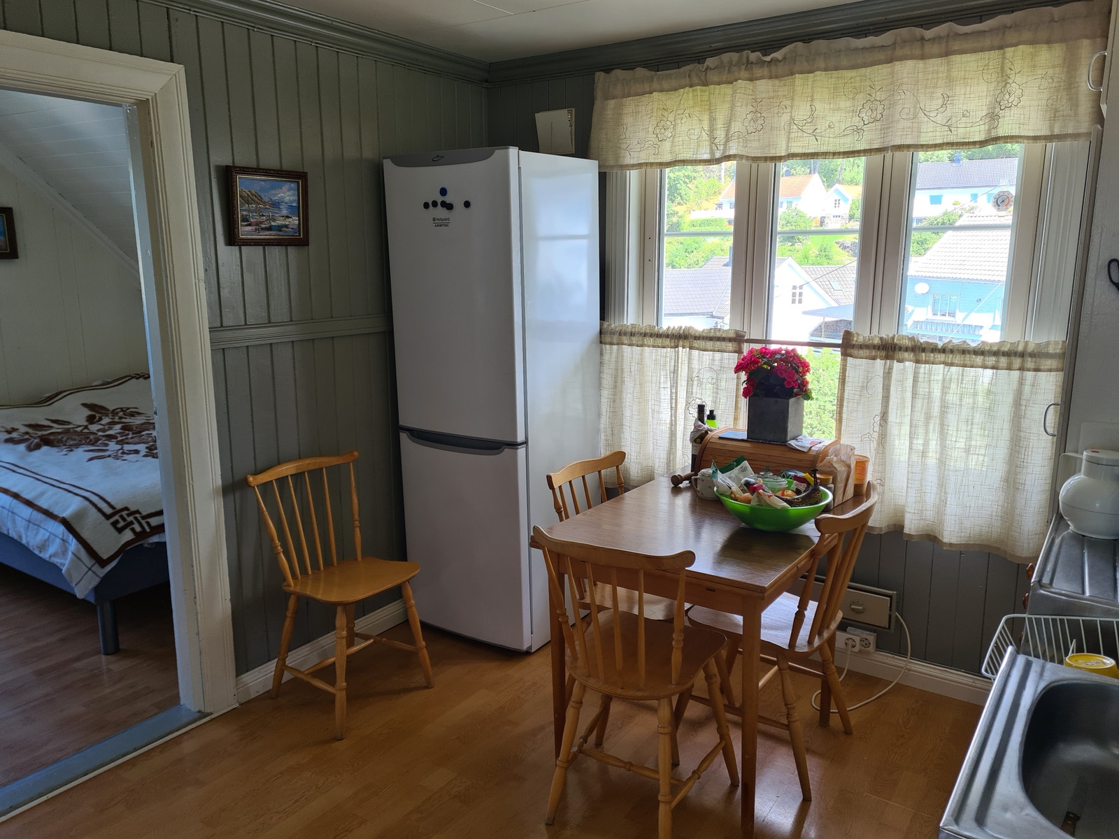 Kjøkken med spisebord, kombiskap, momfyr mm Galleribilde