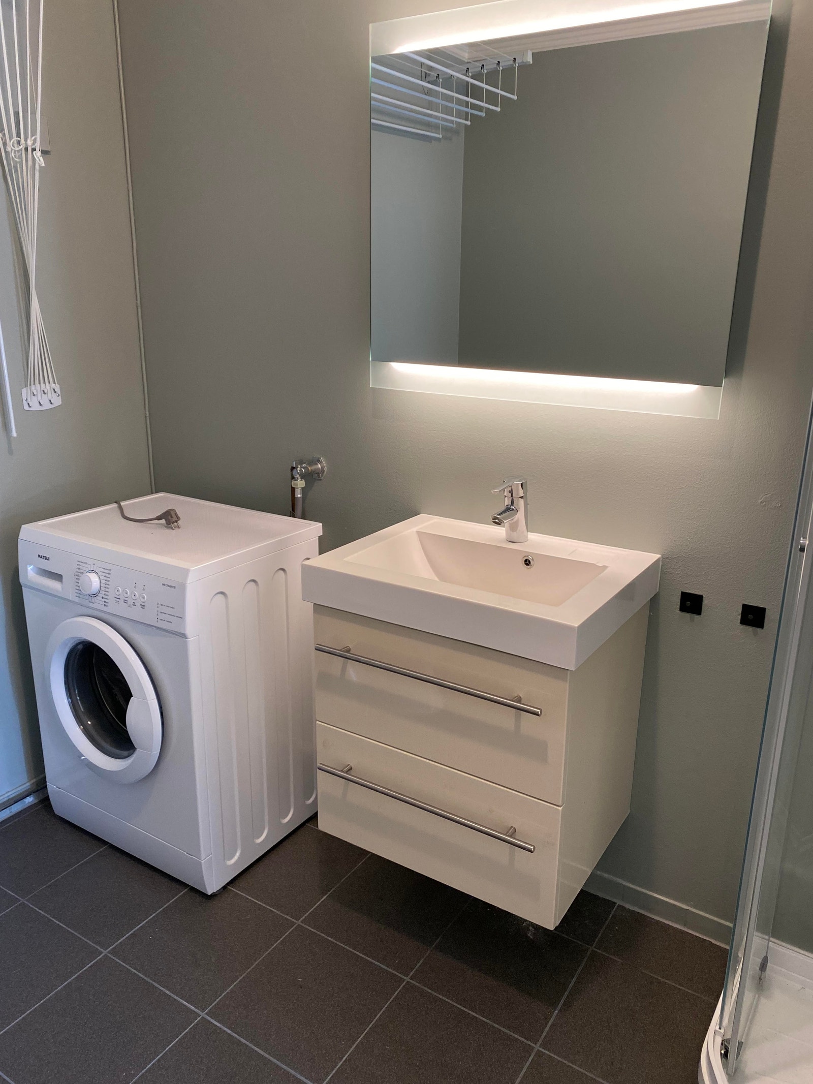 Bad med vaskemaskin Galleribilde