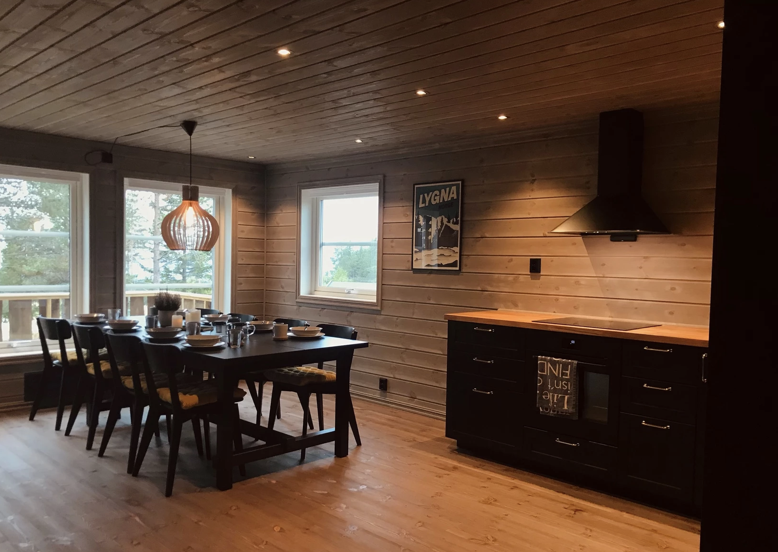 Alle får plass rundt det store spisebordet med fin utsikt Galleribilde