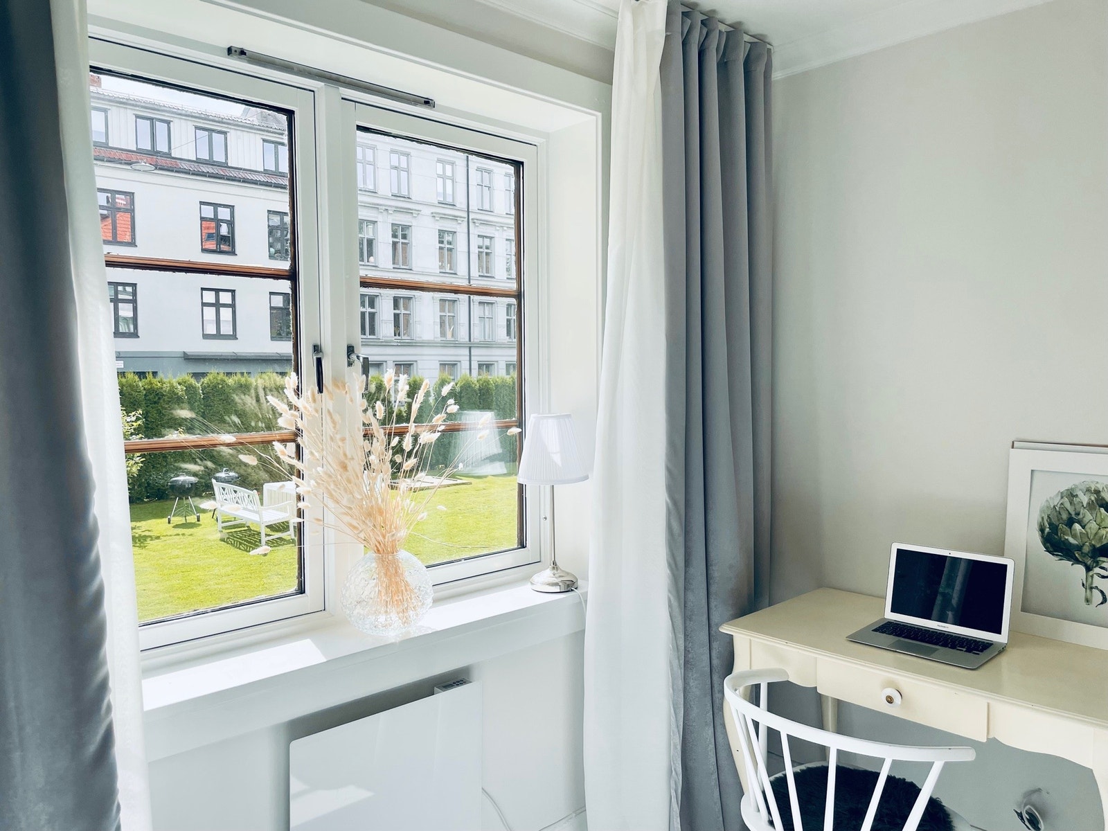 Arbeidshjørne/Hjemmekontor på soverom med vindu mot hagen Galleribilde